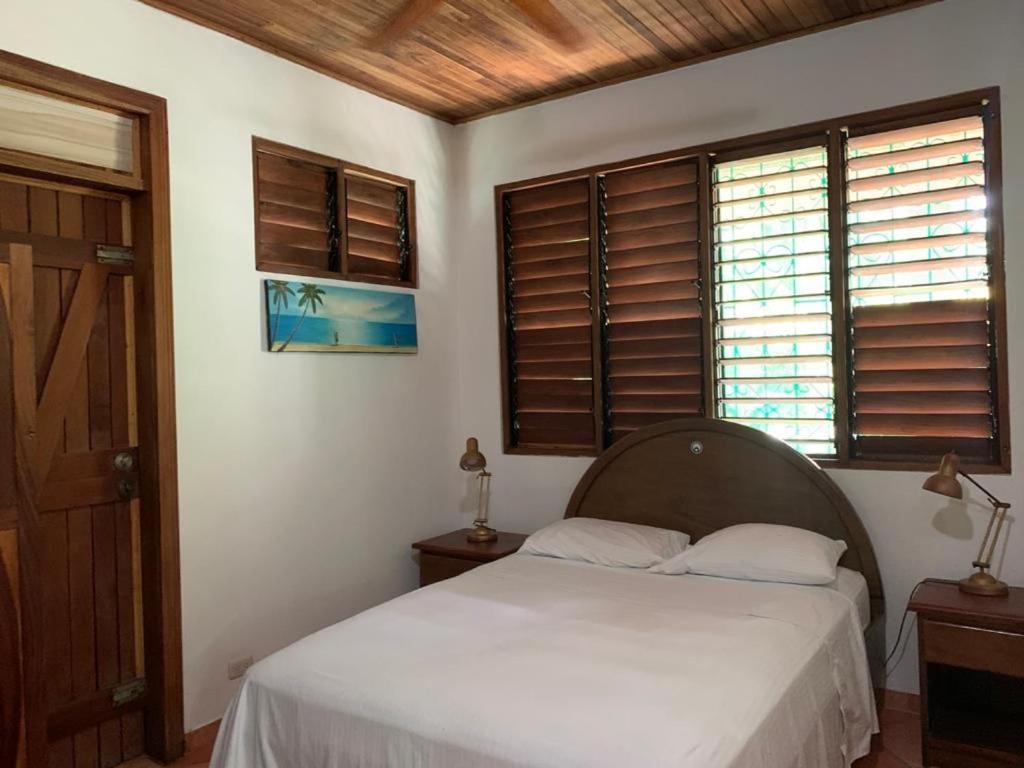 Mal Pais Surf Camp Hotell Playa Santa Teresa  Exteriör bild
