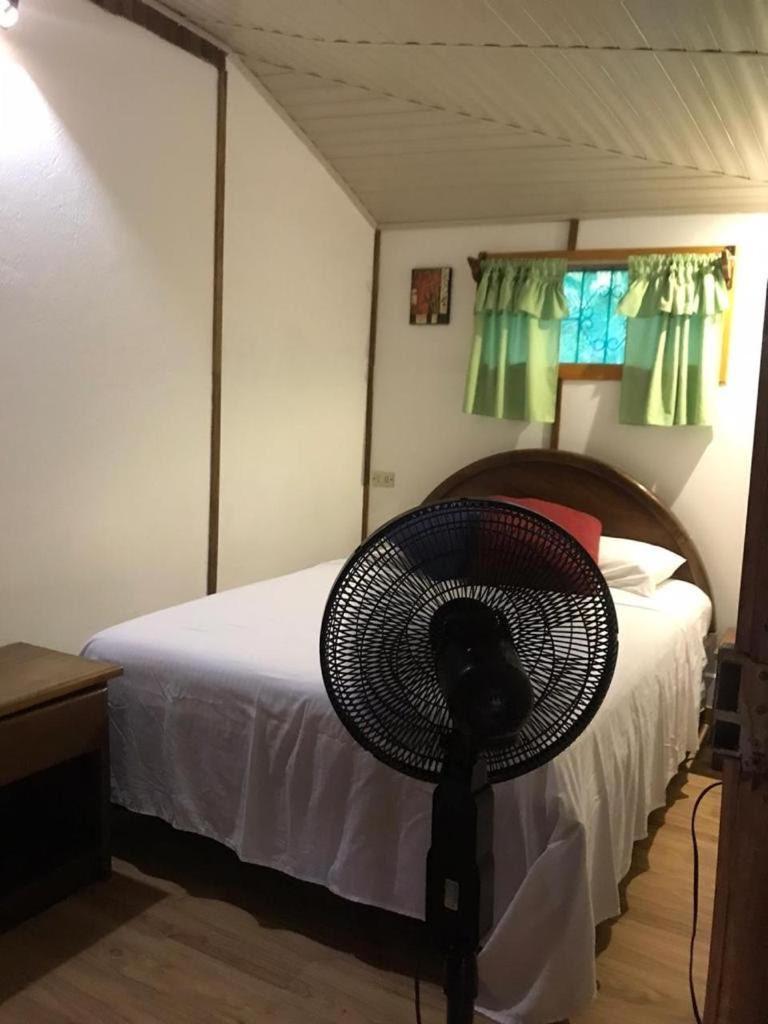 Mal Pais Surf Camp Hotell Playa Santa Teresa  Exteriör bild